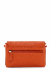 Orangefarbene Leder-Clutch mit strukturierter Oberfläche, einer Reißverschlusstasche auf der Vorderseite und einem Klappenverschluss. Kompakte rechteckige Form.