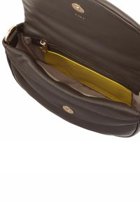 Borsa a mano in pelle marrone con chiusura a scatto dorata. L'interno presenta una fodera gialla e una tasca con zip per un'organizzazione ottimale.