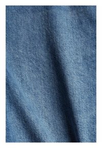 Denim-kangas, joka esittelee keskiharmaata sävyä pehmeällä rakenteella, sisältäen hienovaraisia värieroja ja sileän, hieman kiiltävän pinnan.