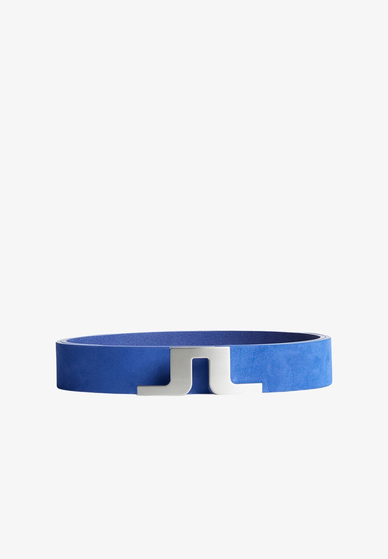 Ceinture en daim bleu avec une boucle en métal argenté élégante arborant un design de logo distinctif. Texture lisse avec une silhouette moderne et épurée.