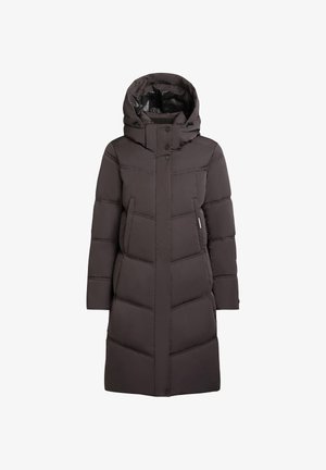 Długi, ciemnobrązowy puchowy płaszcz z kapturem, z pikowanym wzorem, z guzikami z przodu i dwiema bocznymi kieszeniami. Gładka, syntetyczna tekstura.