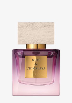 Lila Farbverlauf Glasparfümflasche mit großem hellen Holzverschluss und goldenem Etikett mit der Aufschrift "Nuit de L'Himalaya Rituals."