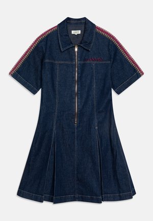 Denimkjole med korte ermer, frontlås og utsvingt skjørt. Har dekorative fletteakenter i rosa og krem på skuldrene.
