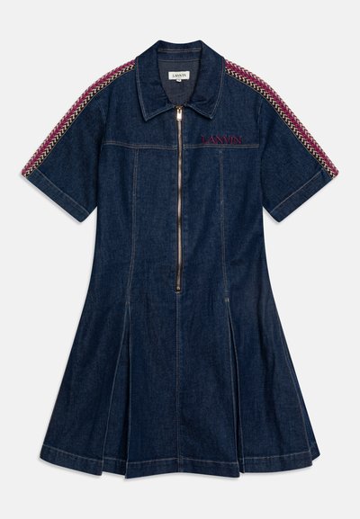 Denimkjole med korte ermer, frontlås og utsvingt skjørt. Har dekorative fletteakenter i rosa og krem på skuldrene.