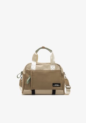 Beige- und taupefarbene weiche Stoffhandtasche mit Frontreißverschlusstasche, kurzen Griffen und verstellbarem Schulterriemen, mit einem kleinen schwarzen „mtng“-Logo-Patch.