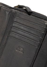 Sort læderpungens indre, der har kortslots, tekstureret overflade og præget "RFID SAFE"-logo. Lynlåslukning med stofkant.