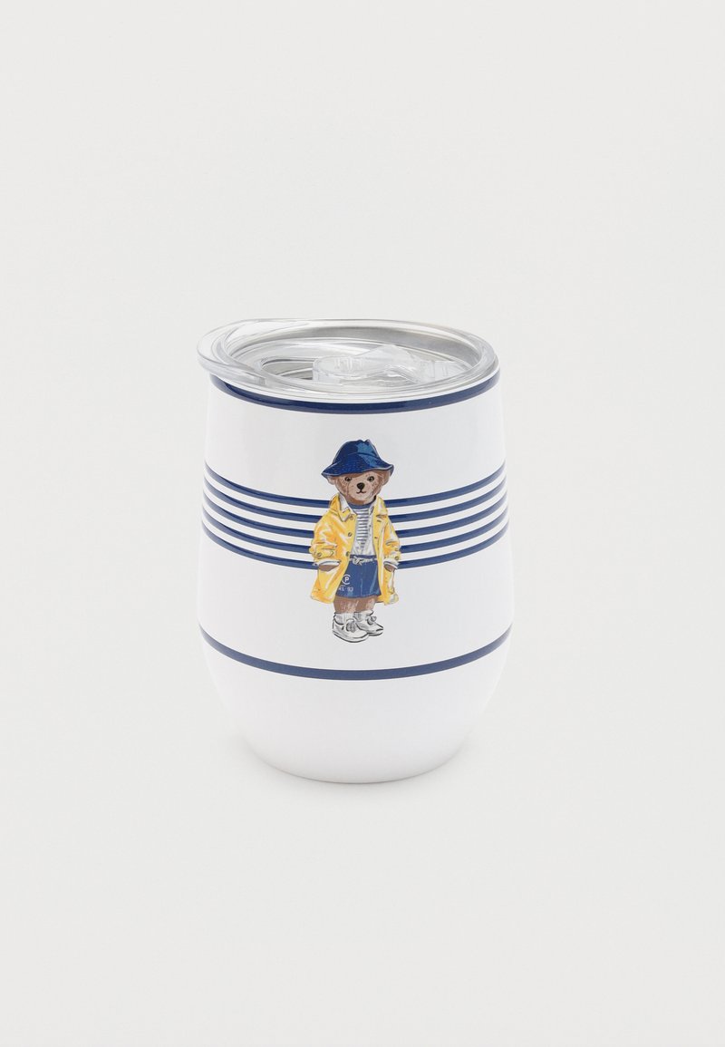Λευκό μονωμένο ποτήρι με ναυτικό μπλε ρίγες και αρκούδα που φοράει κίτρινο αδιάβροχο, μπλε καπέλο και αθλητικά παπούτσια τυπωμένα στο πλάι, με διάφανο καπάκι.