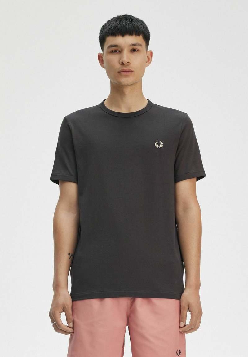 T-shirt in cotone nero da uomo con collo rotondo, maniche corte e un piccolo logo ricamato sul lato sinistro del petto. Texture liscia.