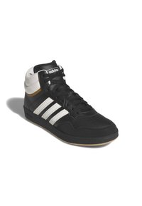 Svart höga sneakers med vit tre-stripesdesign, texturerad tyg, rund tå och svarta snören. Har en vadderad krage och gummisula.