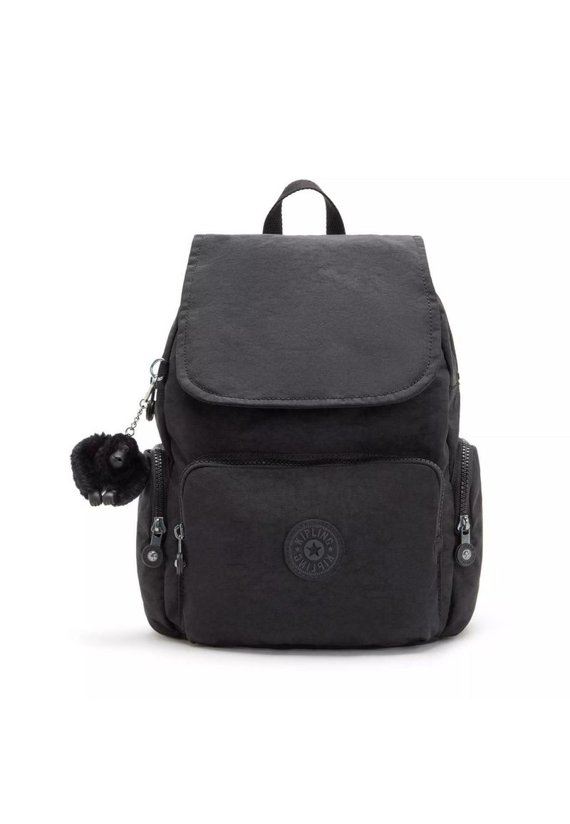 Zaino in tessuto nero con chiusura a patta, tasca frontale con zip, tasche laterali con zip e un portachiavi in peluche a forma di animale attaccato. Dettaglio del logo rotondo visibile.