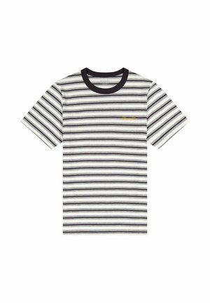 Camiseta de rayas con franjas horizontales negras, grises y blancas, cuello de canalé negro y pequeño detalle de logo amarillo en la parte delantera.