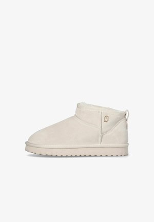 Stivali alla caviglia beige in suede con design a bassa apertura, fodera in finta pelliccia, punta arrotondata e cucitura anteriore; presentano un breve tassello tirante e un branding discreto.