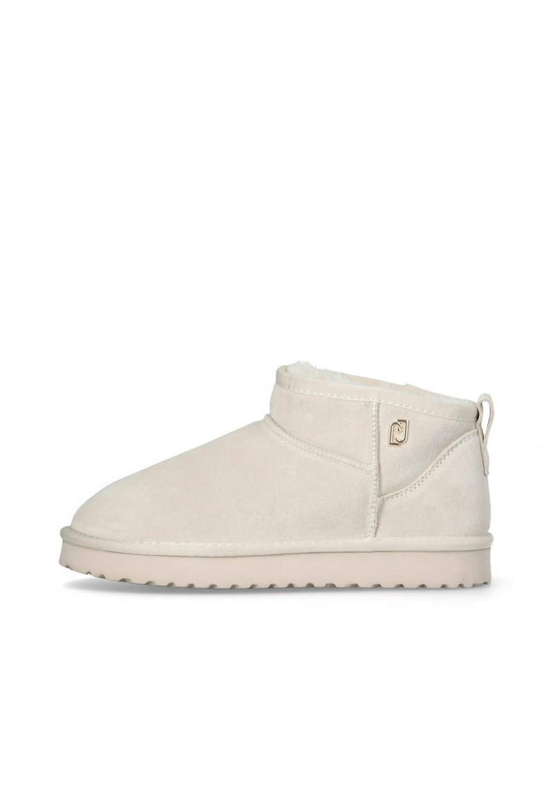Stivali alla caviglia beige in suede con design a bassa apertura, fodera in finta pelliccia, punta arrotondata e cucitura anteriore; presentano un breve tassello tirante e un branding discreto.