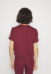 adidas Sportswear ESSENTIALS 3 STRIPES SINGLE CROPPED - Potiskana majica - shadow red/white