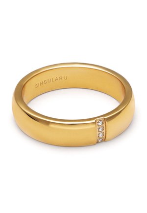 Anillo de banda de oro con cuatro pequeños diamantes colocados verticalmente en un lado y "SINGULARU" grabado en el interior de la banda.