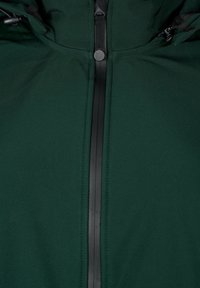 Groene jas met een gladde textuur, voorzien van een zwarte ritssluiting en drukknoopsluiting. Het ontwerp omvat een capuchon en verstelbare trekkoorden.