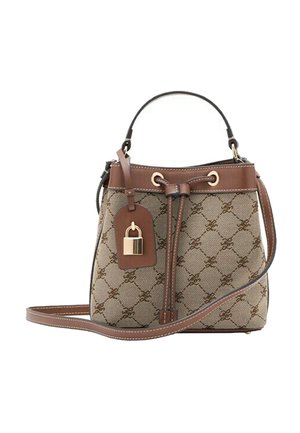 Sac seau marron à motif avec garniture en cuir, poignée supérieure, longue bandoulière, fermeture par cordon et étiquette en cuir attachée avec un cadenas doré.