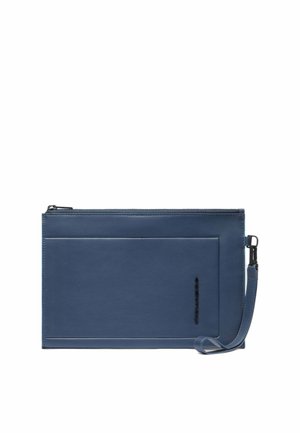 Clutch in pelle blu con una texture liscia, chiusura con zip e tracolla staccabile. Presenta un design semplice e un logo del brand impresso.