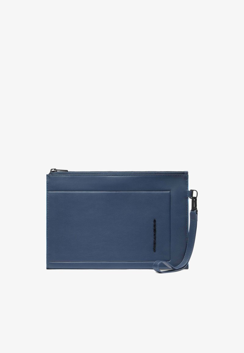 Blauwe leren clutch met een gladde textuur, ritssluitingen en een afneembare polsband. Heeft een eenvoudig ontwerp en een reliëf logo van het merk.