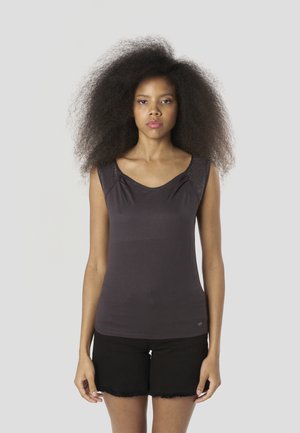 Top negro sin mangas con escote redondo, con detalles texturizados en los hombros y tejido suave. Combinado con pantalones cortos negros.