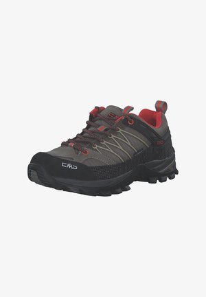 Trail-Schuhe mit einem grauen und schwarzen Design, ausgestattet mit einem Obermaterial aus Mesh, roten Akzenten, einer strapazierfähigen Gummisohle und einer strukturierten Zehenkappe für besseren Grip.
