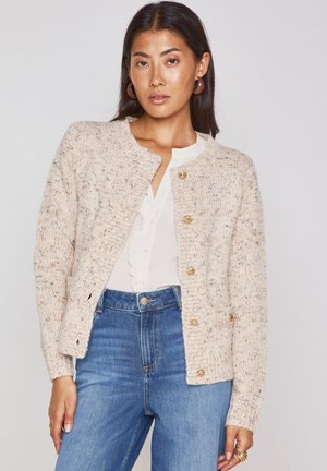 Cardigan en tricot beige clair avec des éclats multicolores, décolleté rond et fermeture à boutons dorés. Présente des poignets côtelés et des poches latérales.