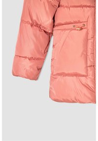 Jasnoróżowa pikowana kurtka puchowa z przodu z marszczonym wzorem, kieszenią z przodu z zamknięciem na sznurek oraz gładką tkaniną.