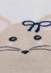 Stricksocken mit einem Mausdesign in Beige und Weiß, mit rosa Ohren, schwarzen Augen und einer blauen Schleifenakzent. Weicher, strukturierter Stoff.