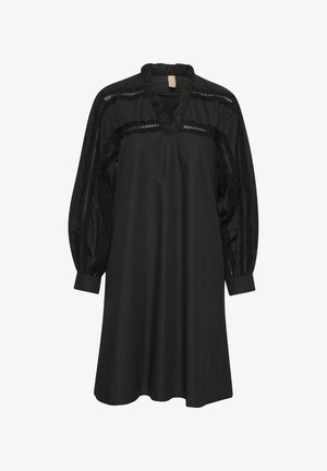 Fekete ruha V-nyakkivágással és fodros gallérral, csipkés díszítéssel az ujjakon és a mellrészen, hosszú ujjú, laza fazonú.