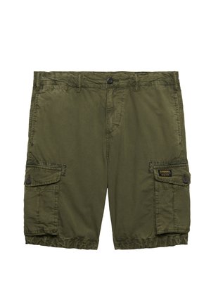 Olivgrüne Cargo-Shorts mit zwei knopfbaren Taschen auf jeder Seite und einem kleinen rechteckigen Superdry-Markenetikett auf der rechten Tasche.