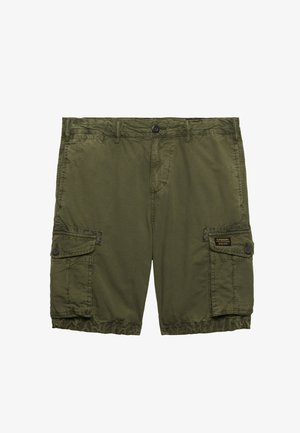 Shorts cargo verde oliva con dos bolsillos abotonados en cada lado y una pequeña etiqueta rectangular de la marca Superdry en el bolsillo derecho.