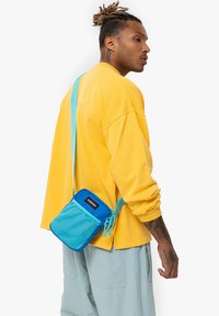 Eastpak THE ONE POWR - Trolley - powr block blue