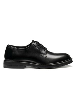 Scarpa elegante Oxford in pelle nera con allacciatura chiusa, punta arrotondata e tacco basso impilato, mostrata di profilo su sfondo bianco.