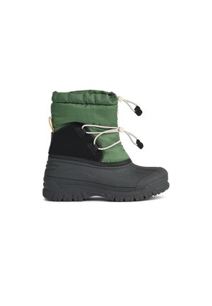 Botte d’hiver isolée verte et noire avec semelle en caoutchouc épaisse et lacets blancs réglables sur fond blanc.