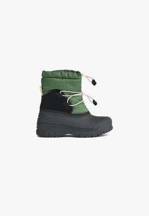 Botte d’hiver isolée verte et noire avec semelle en caoutchouc épaisse et lacets blancs réglables sur fond blanc.