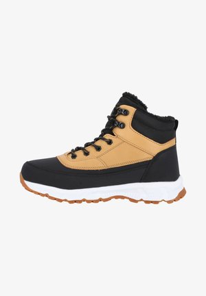 Wandelboots met een zwarte synthetische bovenkant met tan accenten, een strukturele kraag en een witte rubberen zool met grippatroon.