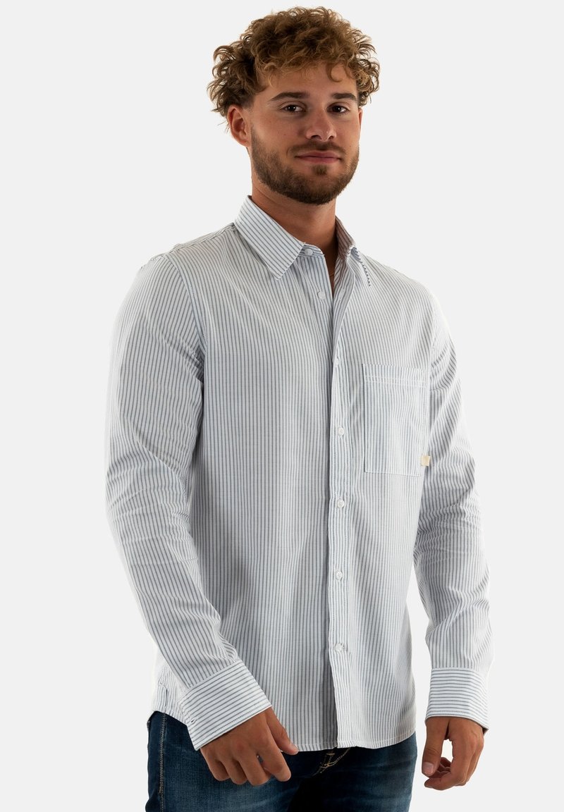 Camicia a righe con bottoni in azzurro chiaro e bianco, realizzata in tessuto morbido. Presenta maniche lunghe, una tasca sul petto e un colletto standard.