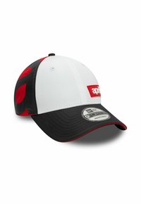La gorra tiene una parte frontal de tela blanca, visera negra y acentos rojos. Incluye un parche con el logotipo y costuras texturizadas a lo largo del ala. Ajustable.