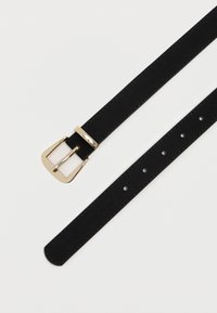 Cintura in pelle nera con una fibbia rettangolare color oro, dotata di diversi fori per la regolazione della misura e una texture liscia.