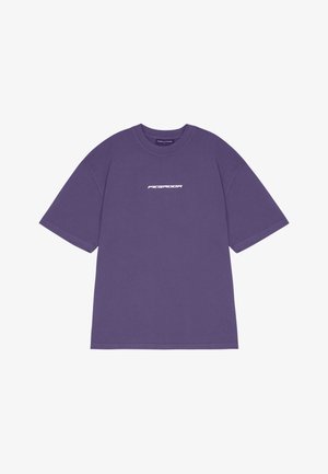 T-shirt en coton violet avec un col rond et des manches courtes, présentant un logo blanc imprimé sur la poitrine. Texture lisse, coupe décontractée.
