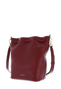 Borsa a secchiello in pelle color bordeaux con finitura testurizzata, dettagli in metallo dorato, tracolla regolabile e logo impresso nella parte inferiore.