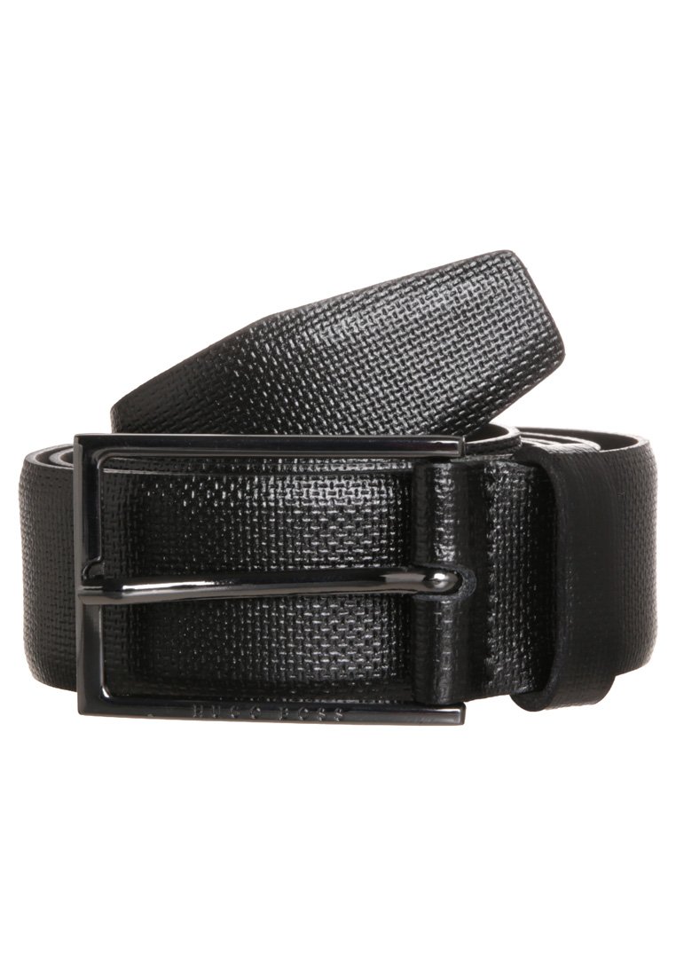 Cinturón texturizado negro hecho de material sintético, con una hebilla metálica rectangular de acabado brillante y cierre de lengüeta.