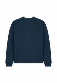 Felpa blu navy a maniche lunghe con scollo a girocollo, vista da dietro, con polsini e orlo a costine.