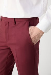 HUGO ARTI HESTEN SET - Prsluk za odijelo - dark pink