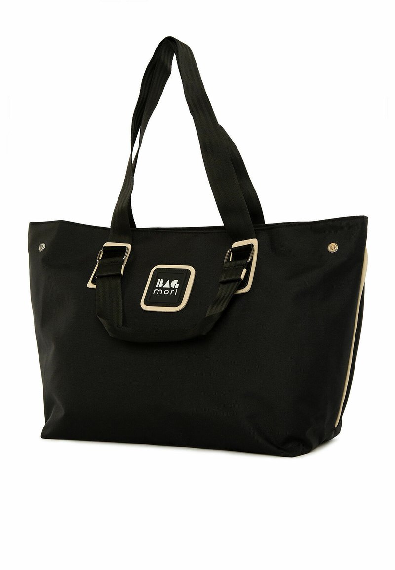 Borsa tote nera in materiale tessile, con due manici robusti, accessori in metallo argentato e una patch logo centrale. Include dettagli laterali.