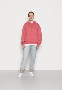 Monki Sweatshirt com capuz - red
