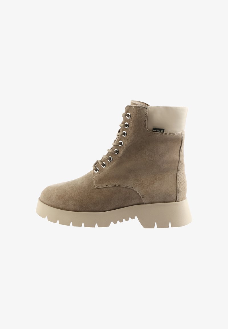 Bottine en suede taupe à lacets avec un col rembourré beige, semelle épaisse et étiquette Gore-Tex sur le côté extérieur.