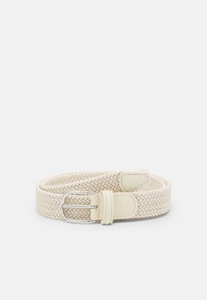 Ceinture en tissu tressé beige avec boucle en argent et accents en cuir, enroulée à plat sur un fond blanc.