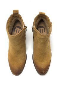 Stivaletti in suede marrone con punta affusolata, zip laterale e linguetta sul tallone; superficie testurizzata e dettagli di cucitura a contrasto.