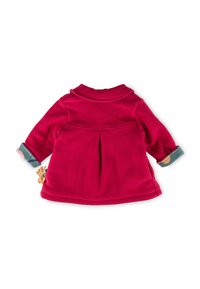 Giacca di pile rossa con colletto, dettaglio plissettato sul retro e maniche a motivo teal che incorporano accenti animali. Vista posteriore mostrata.